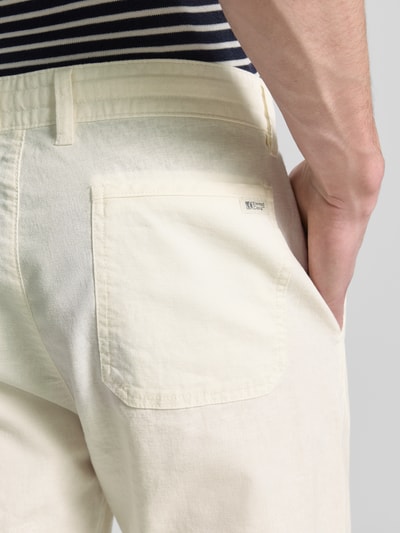 Männermodel trägt Relaxed Fit Hose aus Leinen-Baumwoll-Mix von s.Oliver RED LABEL, Optik: Unifarben, Label-Stitching, Gesäßtasche, Materialverarbeitung: Leinen-Baumwoll-Mix, Detailaufnahme Rückansicht