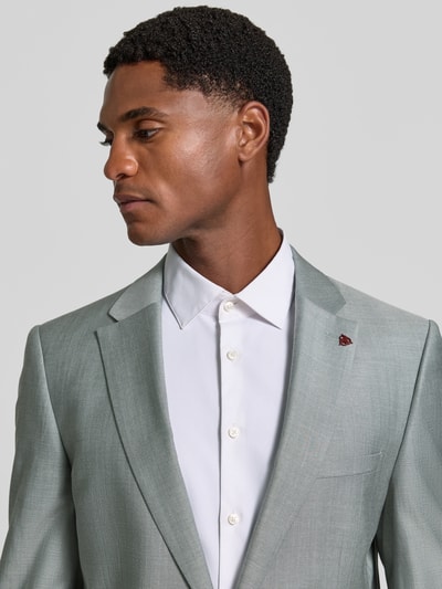 Männermodel trägt Slim Fit Anzug aus Schurwoll-Mix mit Viskose-Anteil von ROY ROBSON in hellem Grau, glatte Textur, Nahaufnahme Oberkörper. Herrenanzug mit Reverskragen, Brust- und Pattentaschen, 2-Knopfleiste.