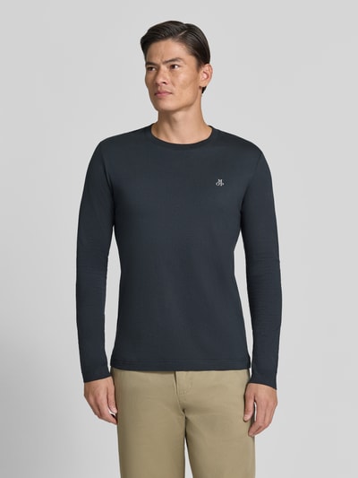 Männermodel trägt Shaped Fit Langarmshirt aus reiner Baumwolle von Marc O'Polo in Dunkelblau mit glatter Textur, Ganzkörperansicht von vorne. Herren Langarmshirt von Marc O'Polo
