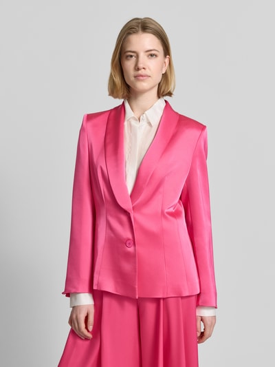 Frauenmodel trägt Blazer mit Schalkragen und Knopfverschluss von Marc Cain in kräftigem Pink, Satin, taillierter Schnitt, Nahaufnahme Oberkörper.
