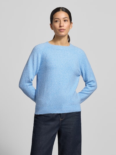 Frauenmodel trägt Regular Fit Strickpullover mit Crew Neck Modell 'DOFFY' von Vero Moda, unifarben hellblau, Strickstruktur, Ganzkörperansicht von vorne.