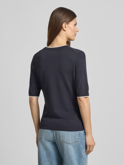 Vrouwenmodel draagt Regular Fit T-shirt uit mix van katoen en modal van s.Oliver BLACK LABEL in tricotlook, navy, geribd, korte mouw. Ganzkörperansicht Rückansicht.
