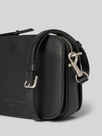 Produktfoto, Umhängetasche mit Label-Detail Modell 'LUKA' von LIEBESKIND BERLIN aus reinem Leder im Unifarbenes-Design, Reißverschluss Hauptfach, Maße 20 cm Breite, 14 cm Länge, 8 cm Tiefe, 119 cm Schulterriemen, feine Leder-Textur