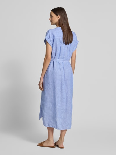 Frauenmodel trägt Hemdblusenkleid aus Leinen mit Bindegürtel Modell 'AMATISTA' von ECOALF in Hellblau mit geradem Schnitt, Rückenansicht.
