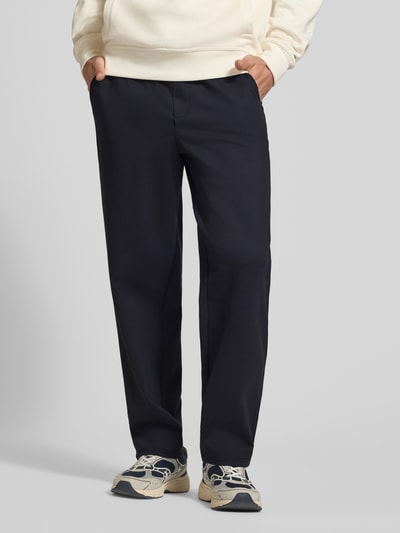 Männermodel trägt donkerblauwe heren broek van Viscosemix, straight fit, Model 'Karl' van JACK & JONES, met elastische band, bandwijdte maat M 41 cm, binnenbeenlengte maat M 79 cm, Ganzkörperansicht von vorne.