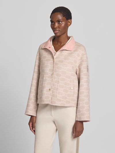 Frauenmodel trägt Jacke im Allover-Look mit Stehkragen von Marc Cain, Baumwoll-Mix in Beige mit Knopfleiste, Eingrifftaschen, Nahaufnahme Oberkörper
