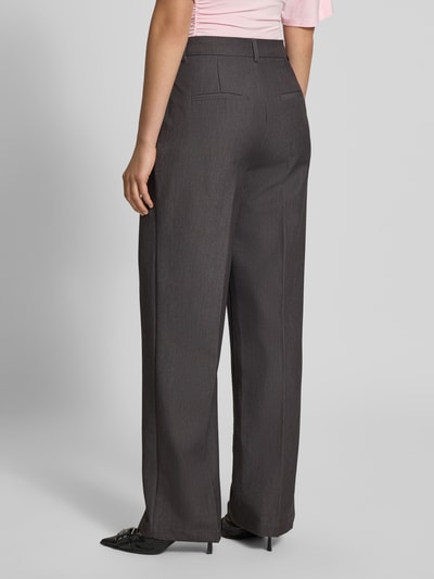 Frauenmodel trägt Weite Hose mit Viskose-Anteil Modell 'HATTIE-LANA' von ONLY, dunkelgrau, leichte Stoffstruktur, Ganzkörperansicht Rückansicht, Damen Weite Hose von ONLY.