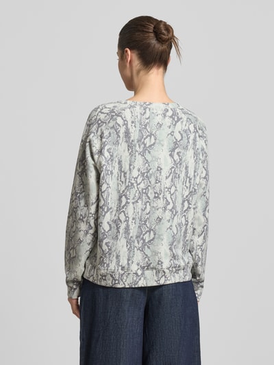 Frauenmodel trägt Comfort Fit Sweatshirt aus Baumwoll-Mix von Tom Tailor Denim mit abstraktem Allover-Muster, Grautöne, Ganzkörperansicht Rückansicht.