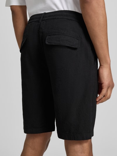 Mężczyznamodel ma na sobie bermudy 'Bermudas aus Leinen-Mix mit französischen Eingrifftaschen' od Lindbergh, mieszanka lnu i bawełny, krój straight fit, elastyczny pas z trokiem, zapięcie na guzik i zamek błyskawiczny, wpuszczane kieszenie z przodu, kieszenie z tyłu, szerokość w rozmiarze M: 43 cm, długość wewnętrzna nogawki: 24 cm, widok całej sylwetki z tyłu.