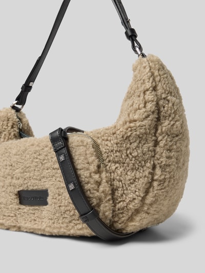 Produktfoto, torba na ramię Umhängetasche in Teddyfell-Optik von Marc O'Polo w kształcie księżyca, jasnobeżowa imitacja futerka, czarny pasek, zamek błyskawiczny, podział: główna przegroda, przegródka wewnętrzna, przegródka zapinana na zamek błyskawiczny na zewnątrz, naszywka z logo, wykończenie materiału: imitacja futerka