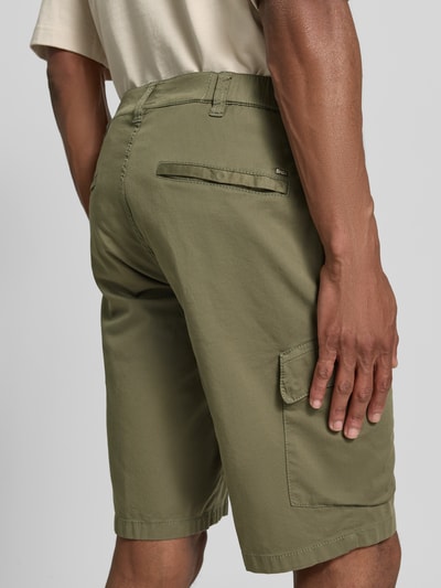 Männermodel trägt Regular Fit Cargoshorts aus Baumwoll-Mix Modell 'Bastia' von Brax, Optik: Unifarben, Ganzkörperansicht Rückansicht.
