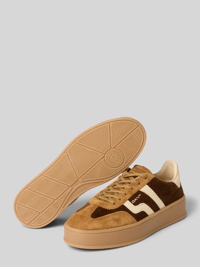 Produktfoto, sneakersy z naturalnej skóry bydlęcej model 'Cuzamani' od GANT w odcieniach brązu i beżu, tekstura zamszowa