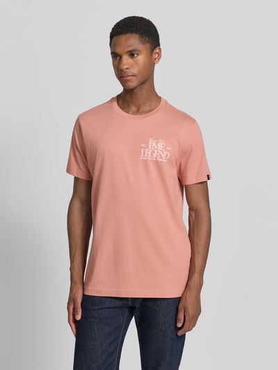 Mannenmodel draagt T-shirt met Label-Print en Rundhalsausschnitt van PME Legend in zalmroze, puur katoen, regular fit, ruglengte maat M 70 cm, labelprint, ronde hals. Ganzkörperansicht van voren.