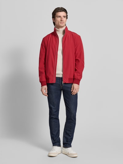 Męski model nosi Jacke mit Stehkragen od Christian Berg Men, kolor czerwony, materiał z domieszką stretchu, luźny krój, pełny widok z przodu.