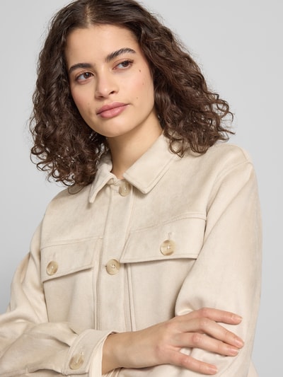 Frauenmodel trägt Regular Fit Jacke in Lederoptik mit Brustpattentaschen Modell 'BELICIA LIFE' von Only, Optik: Unifarben, Velourslederoptik, Umlegekragen, einreihige Knopfleiste, Langarm mit Manschette, Detailaufnahme Oberkörper.