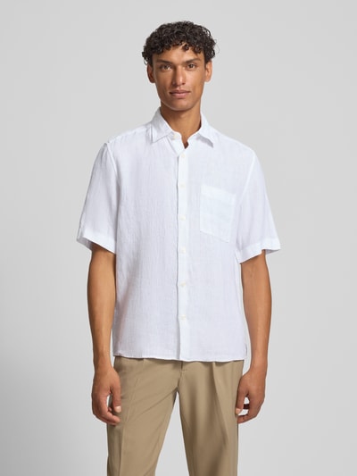Męski model nosi Regular Fit Freizeithemd aus reinem Leinen von Marc O'Polo, efekt: jednolity kolor, krój regular fit, kołnierzyk typu kent, listwa guzikowa na całej długości, aplikacja: naszywka z logo, zapięcie na guzik, rękaw: krótki rękaw, wykończenie materiału: cieniowana przędza, materiał: len, Ganzkörperansicht von vorne