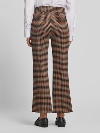 Frauenmodel trägt Cropped Fit Schlaghose aus Viskose-Mix Modell 'NANETTE GOLD' von SEDUCTIVE, Damen Schlaghose, Ganzkörperansicht Rückansicht.