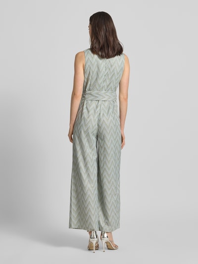 Frauenmodel trägt Regular Fit Jumpsuit mit geometrischem Allover-Stitching von Betty Barclay, Tailliert, Stoffband, Ärmelloses-Design, Rückansicht