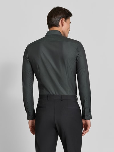 Männermodel trägt Super Slim Fit Businesshemd aus Baumwoll-Mix von OLYMP No. Six in Dunkelgrau, glatte Textur, Ganzkörperansicht Rückansicht.