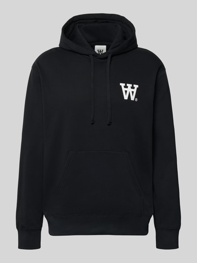 Produktfoto, schwarzer Hoodie mit weißem Logo-Print und Känguru-Tasche aus reiner Baumwolle, lockere Passform, von Wood Wood.