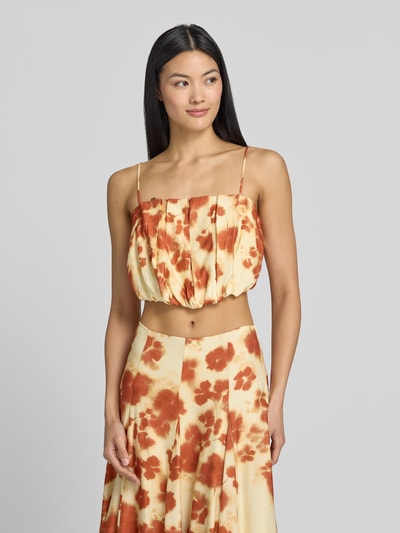 Vrouwenmodel draagt Crop Top met draperingen en spaghettibandjes van Jake*s Cocktail, viscosemix, kort, all-over look, ruglengte 17 cm, all-over print in geel en oranje, geheel van voren bekeken, ganse lichaamsopname voorkant.