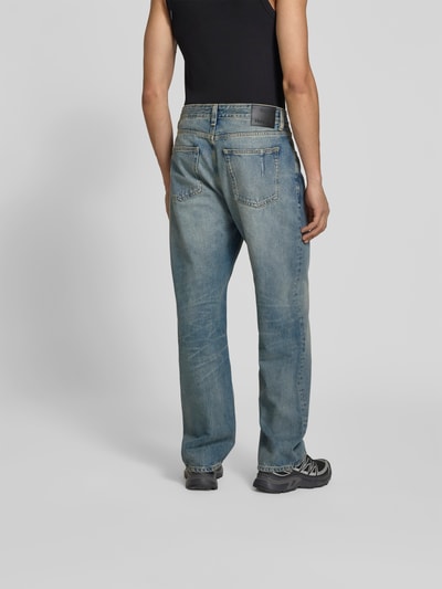 Männermodel trägt Straight Fit Jeans im 5-Pocket-Design Modell "Steve" von WON HUNDRED, hellblau, Baumwolle, Ganzkörperansicht Rückansicht
