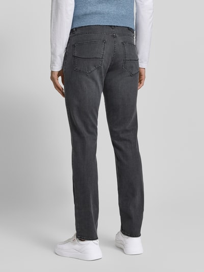 Männermodel trägt Jeans mit 5-Pocket-Design Modell 'CADIZ' von BRAX, Baumwoll-Lyocell-Mix mit Modal-Anteil, Gerader-Schnitt, Ganzkörperansicht Rückansicht.