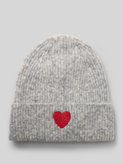 Produktfoto, graue Mütze mit Woll-Anteil von Jake*s Casual, rote Herz-Applikation, fein gestrickte Textur, neutraler Hintergrund.
