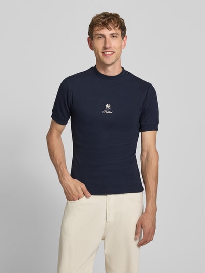 Męski model nosi Slim Fit T-Shirt mit Label-Stitching von PROHIBITED, mieszanka bawełny i elastanu, efekt prążkowania, okrągły dekolt, długość tyłu w rozmiarze M: 64 cm, krój slim fit, kolor granatowy, gładka tekstura; całkowity widok z przodu.