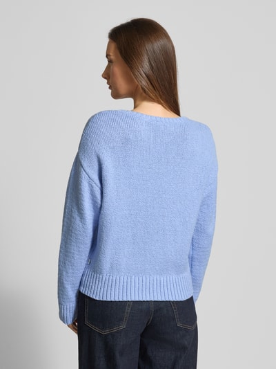 Frauenmodel trägt Strickpullover mit gerippten Abschlüssen Modell 'LISA' von Brax, Baumwoll-Mix, Lockerer-Schnitt, Ganzkörperansicht Rückansicht.