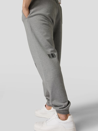 VTMNTS Sweatpants mit Label-Prints Hellgrau meliert 3