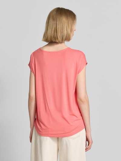 Frauenmodel trägt T-Shirt aus Viskose-Elasthan-Mix mit Rundhalsausschnitt von More & More, Regular-Fit, Kappärmel, Rückansicht, Rückenlänge 63 cm bei Größe 36.