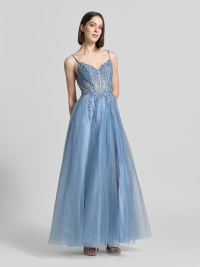 Kobiece modelka nosi sukienkę gorsetową z haftami i głębokim dekoltem na plecach Corsagenkleid mit Stitchings und tiefem Rückenausschnitt od Luxuar, tiul, taliowany krój, długa sukienka, długość tyłu w rozmiarze 36: 124 cm, szerokość klatki piersiowej w rozmiarze 36: 31 cm, jasnoniebieskie odcienie, lekka struktura, widoczna faktura tiulu, całościowy widok z przodu.