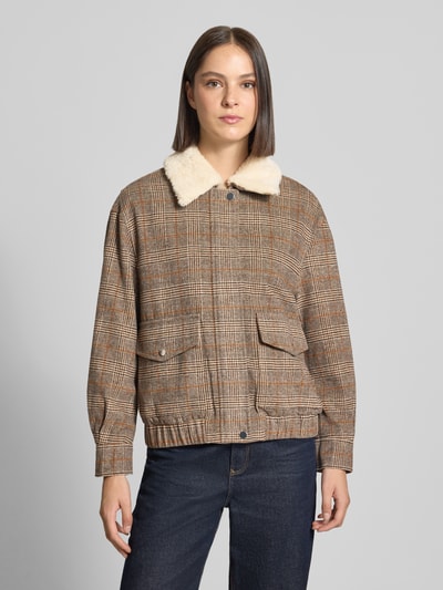 Frauenmodel trägt Regular Fit Jacke mit Woll-Anteil von Oui im Karo-Muster, Material-Mix, Umlegekragen, aufgesetzte Taschen, Nahaufnahme Oberkörper.