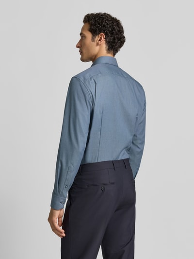 Männermodel trägt Modern Fit Businesshemd aus reiner Baumwolle von OLYMP in Blau, glatte Textur, Ganzkörperansicht Rückansicht, Herren Businesshemd von OLYMP.