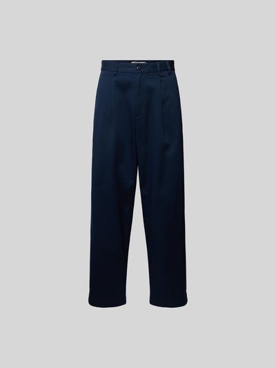 Produktfoto, Wide Fit Stoffhose mit Bundfalten von Forét in Dunkelblau, Baumwoll-Mix, Gesäßtaschen, Knopf-Reißverschluss, schlichte Struktur