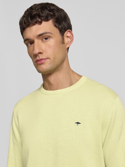 Männermodel trägt Strickpullover mit gerippten Abschlüssen von Fynch-Hatton, Reine Baumwolle, Regular-Fit, Rundhalsausschnitt, Label-Stitching, Nahaufnahme Oberkörper.