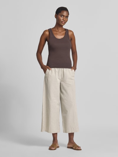 Frauenmodel trägt Regular Fit Culotte aus reiner Baumwolle von s.Oliver RED LABEL mit feinen beigen Streifen, lockerer Schnitt, Ganzkörperansicht von vorne.
