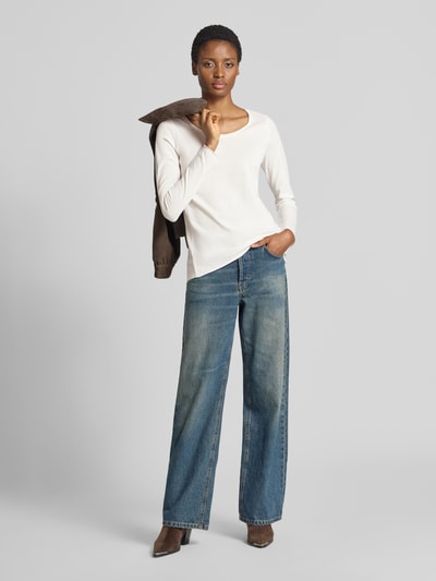 Frauenmodel trägt Regular Fit Longsleeve im Strukturmuster von Smith and Soul in Creme, Baumwoll-Mix, Rundhalsausschnitt, Ganzkörperansicht von vorne.