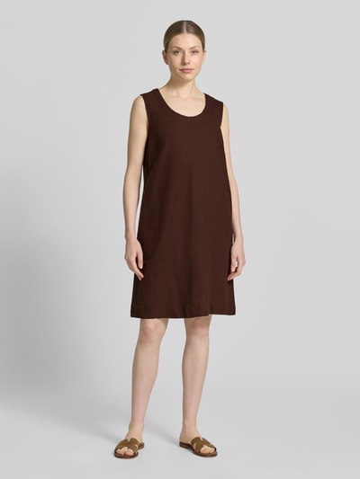 Frauenmodel trägt Knielanges Kleid aus Leinen-Viskose-Mix Modell 'LAVA' von FREE/QUENT in Braun, gerader Schnitt, Rundhalsausschnitt, glatte Textur, Ganzkörperansicht von vorne. Rückenlänge bei Größe S: 95 cm, Brustweite: 50 cm.
