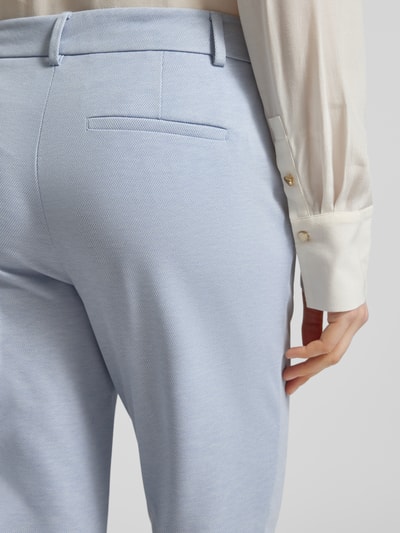 Frauenmodel trägt Hose mit Bügelfalten von Christian Berg Woman Selection im hellblauen Material-Mix mit Viskose-Anteil, Gesäßtasche, Nahaufnahme Rückansicht, Bundweite 42 cm, Innenbeinlänge 72 cm bei Größe 36.