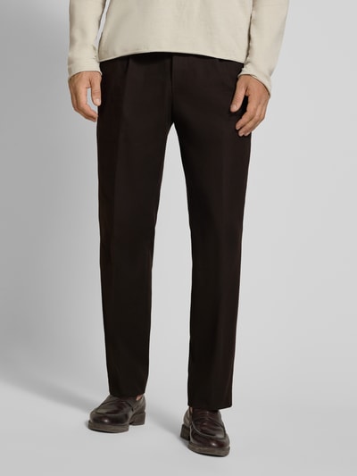 Männermodel trägt schwarze Tapered Fit Schmale Hose aus reiner Baumwolle Modell 'H-Perino-PLDTLWG-263' von BOSS, Herren Schmale Hose, Nahaufnahme Unterkörper.