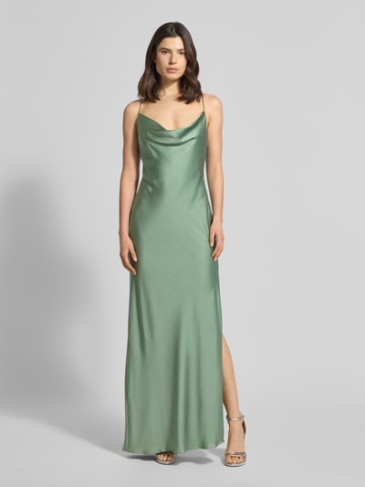 Modelka kobieta ma na sobie Regular Fit Abendkleid mit Rückenausschnitt od Unique z satyny, kolor zielony, ramiączka spaghetti, długość pleców w rozmiarze 36: 128 cm, szerokość w rozmiarze 36: 40 cm, widok całej sylwetki z przodu.