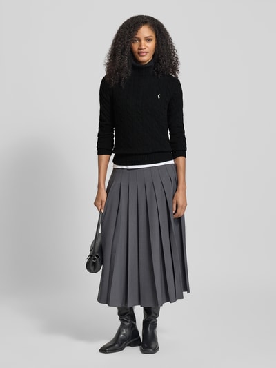 Modelka nosi Slim Fit Rollkragenpullover mit Label-Stitching von Polo Ralph Lauren, czarny, bawełniany materiał, krój slim fit, golf, prążkowane wykończenia, długość tyłu 57 cm, długość rękawa 65 cm, widok całej sylwetki z przodu.