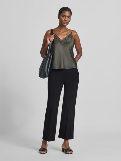 Frauenmodel trägt Gerade Hose mit Viskose-Anteil Modell 'RENEÉ' von Raffaello Rossi, schwarze Farbe, glatte Textur, Ganzkörperansicht von vorne. Damen Gerade Hose von Raffaello Rossi.