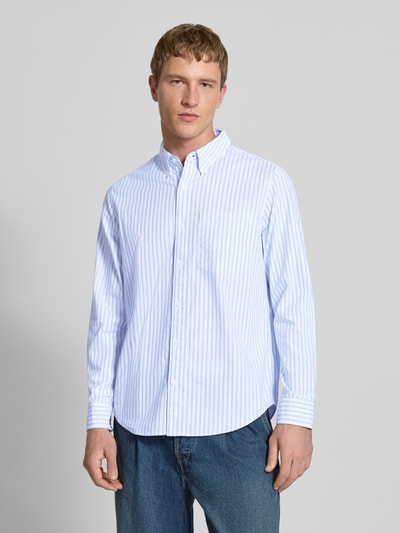 Männermodel trägt Classic Fit Freizeithemd mit Button-Down-Kragen von Calvin Klein Jeans, hellblau-weiß gestreift, Baumwoll-Elasthan-Mix, Knopfleiste, Brusttasche, Label-Stitching, Ganzkörperansicht von vorne.