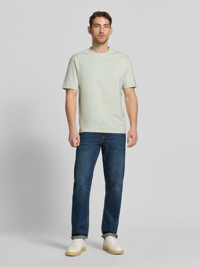 Männermodel trägt Regular Fit T-Shirt aus reiner Baumwolle Modell 'DAPOLINO' von HUGO, Optik: Unifarben, Ganzkörperansicht von vorne.
