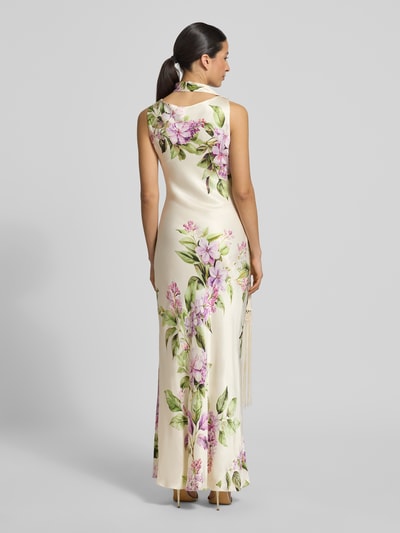 Kobiece modelka nosi długa sukienka z satyny z szalem model 'Ariane' od Forever New, wzór na całej powierzchni, długość tyłu w rozmiarze 36: 150 cm, szerokość w rozmiarze 36: 30 cm, podkreślająca figurę, całkowity widok z tyłu.