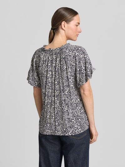 Vrouwenmodel draagt Blusenshirt aus Viskose im Allover-Look van Zero, dames, zuiver viscose, regular fit, all-over look, V-hals, ruglengte bij maat 36: 56 cm, geheel van achteren te zien