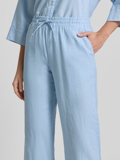 Frauenmodel trägt Wide Leg Pants aus Leinen-Mix mit elastischem Bund Modell 'Lava' von FREE/QUENT, hellblau, Nahaufnahme Oberkörper, Damenhose, Loose Fit, Bund mit Kordelzug, glatte Textur.